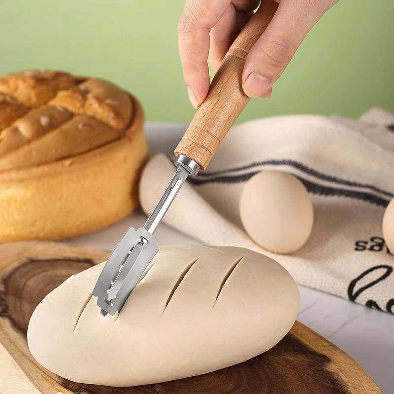 Bread Lame Scoring - プレミアムステンレス製パン用スコアリングナイフセット、エッグビーター、オイルブラシ、ベーカーズラメ、生地スコアリングナイフ、木製ハンドル付きベーキングツール